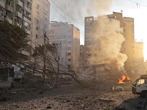 Dieses Standbild aus einem AFPTV-Video vom 3. März 2026 zeigt Rauchwolken, die von einem Feuer aufsteigen, und beschädigte Gebäude nach einem israelischen Angriff am frühen Morgen auf die südlichen Vororte Beiruts. Dieses Standbild aus einem AFPTV-Video vom 3. März 2026 zeigt Rauchwolken, die von einem Feuer aufsteigen, und beschädigte Gebäude nach einem israelischen Angriff am frühen Morgen auf die südlichen Vororte Beiruts.