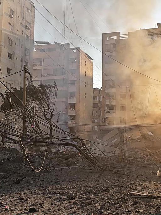 Dieses Standbild aus einem AFPTV-Video vom 3. März 2026 zeigt Rauchwolken, die von einem Feuer aufsteigen, und beschädigte Gebäude nach einem israelischen Angriff am frühen Morgen auf die südlichen Vororte Beiruts. Dieses Standbild aus einem AFPTV-Video vom 3. März 2026 zeigt Rauchwolken, die von einem Feuer aufsteigen, und beschädigte Gebäude nach einem israelischen Angriff am frühen Morgen auf die südlichen Vororte Beiruts.