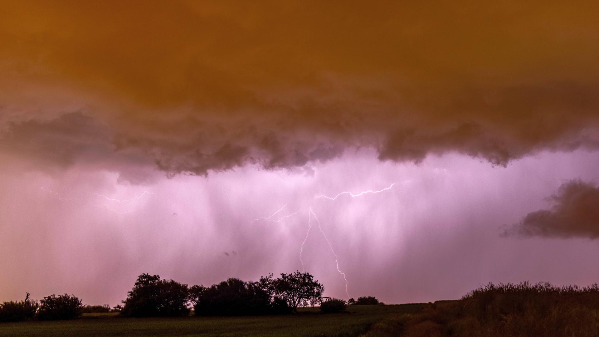 Ein Gewitter mit Blitzen am Himmel Ein Gewitter mit Blitzen am Himmel