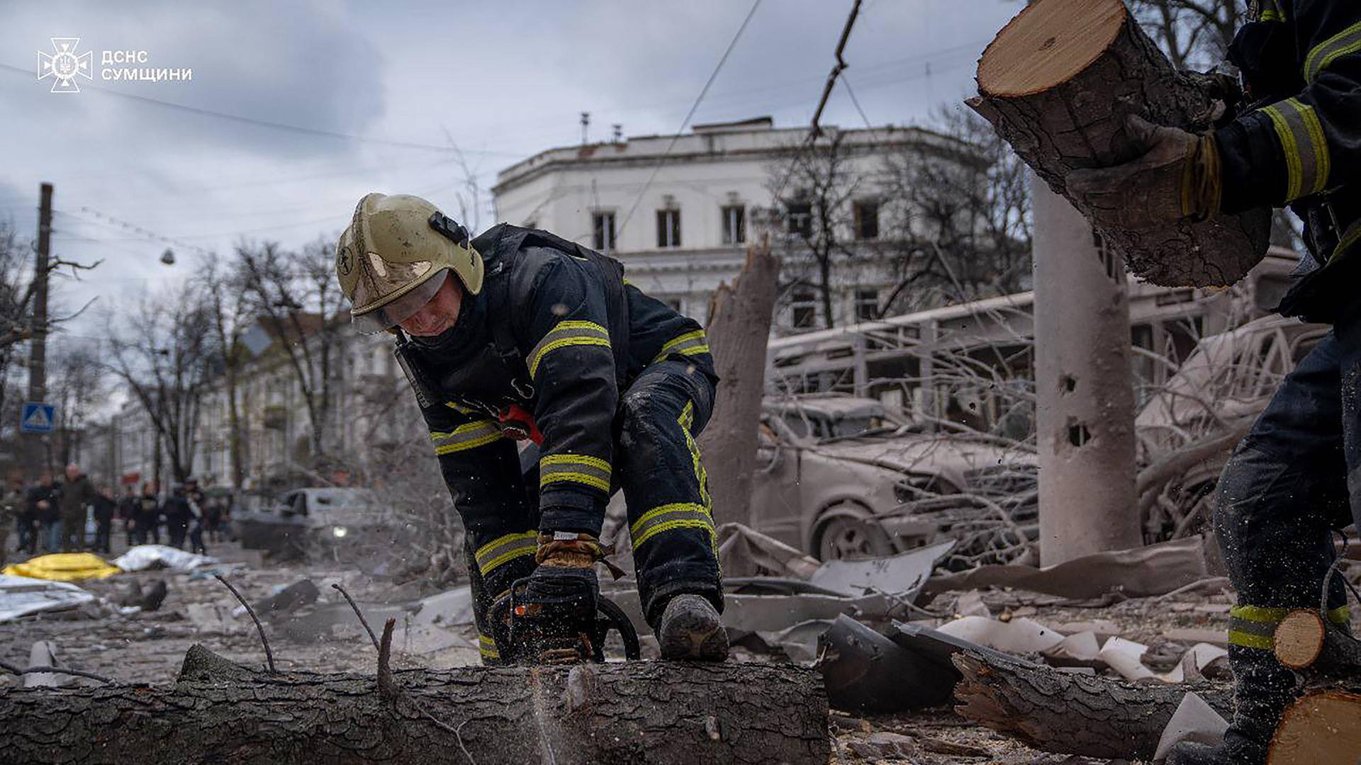 Ukrainische Rettungskräfte arbeiten am Ort eines Raketenangriffs in Sumy im Nordosten der Ukraine, während die russische Invasion in die Ukraine voranschreitet.