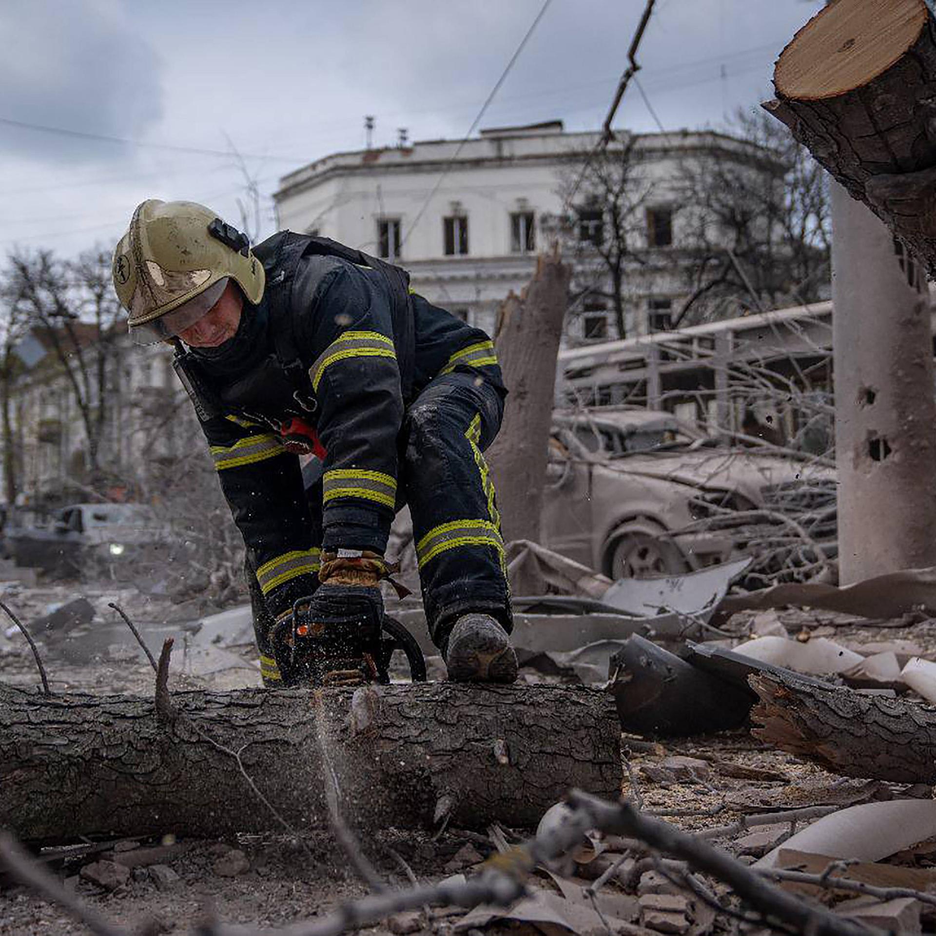 Ukrainische Rettungskräfte arbeiten am Ort eines Raketenangriffs in Sumy im Nordosten der Ukraine, während die russische Invasion in die Ukraine voranschreitet.