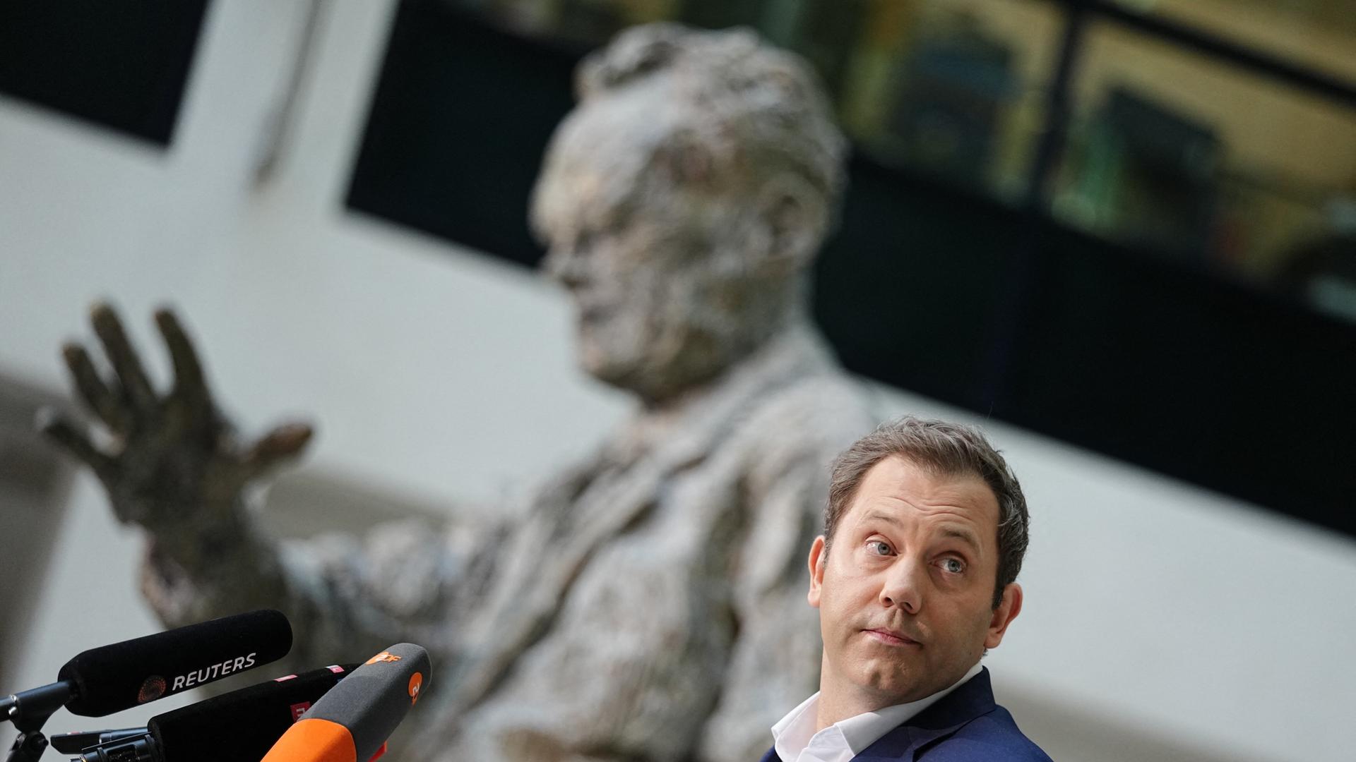 Lars Klingbeil (SPD) gibt in der SPD-Parteizentrale, dem Willy-Brandt-Haus ein Pressestatement. Im Hintergrund ist eine Statue zu sehen, die Willy Brandt darstellt.
