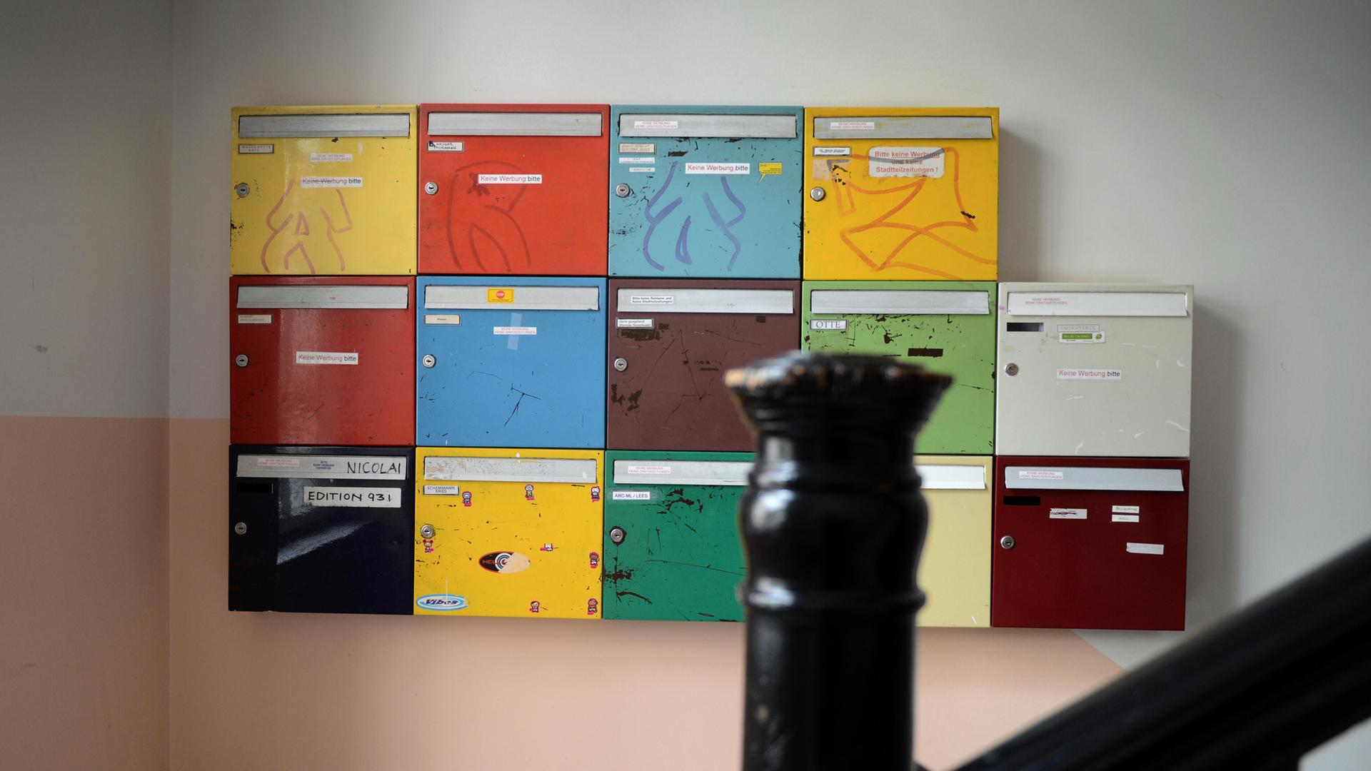 Bunte Briefkästen in einem Mietshaus Bunte Briefkästen in einem Mietshaus