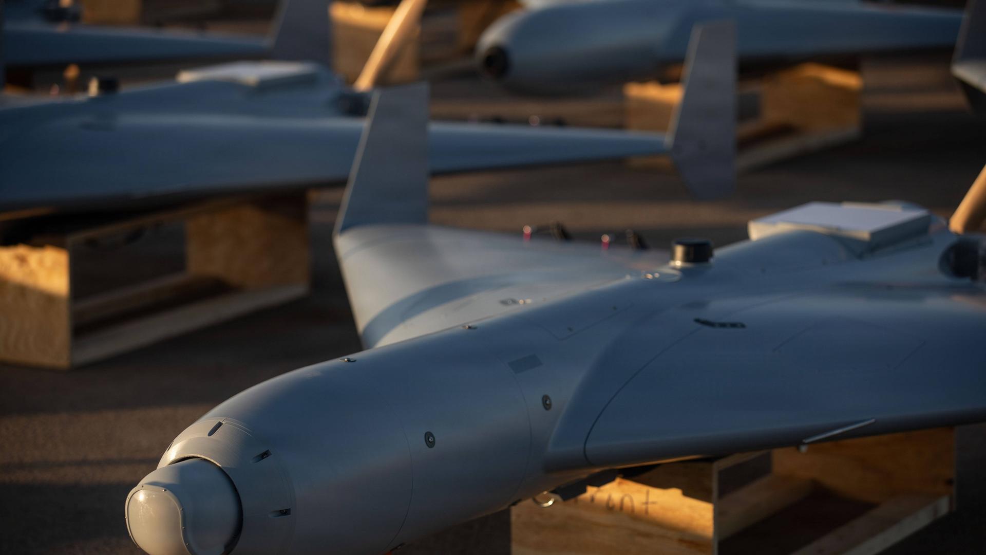 Die Kamikazedrohne des Typs Low-cost Uncrewed Combat Attack System befindet sich auf einer US-Militärbasis. Die Kamikazedrohne des Typs Low-cost Uncrewed Combat Attack System befindet sich auf einer US-Militärbasis.