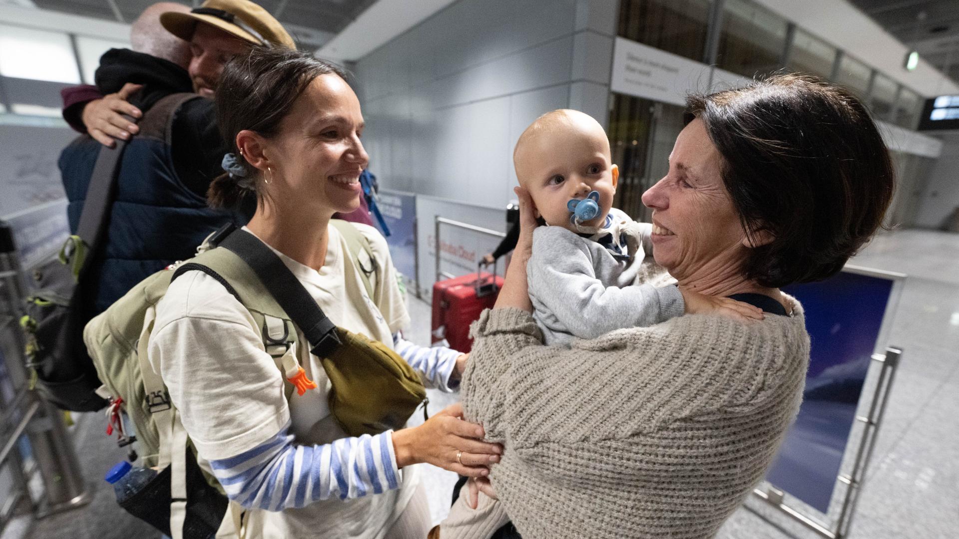 Ein Evakuierungsflug der Bundesregierung hat Urlauber aus den Golfstaaten geflogen. Leute empfangen sie am Airport Frankfurt freudig.