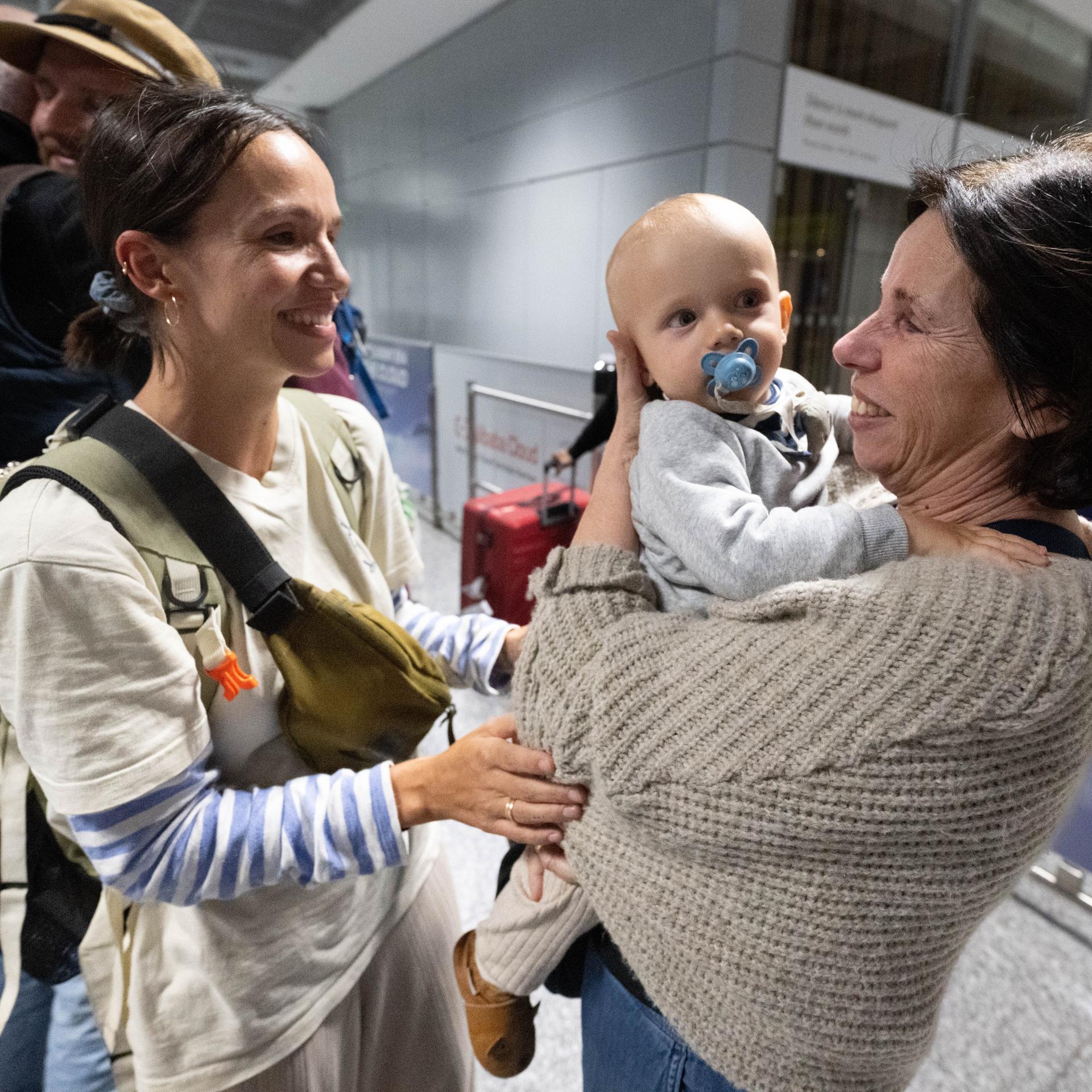 Ein Evakuierungsflug der Bundesregierung hat Urlauber aus den Golfstaaten geflogen. Leute empfangen sie am Airport Frankfurt freudig.