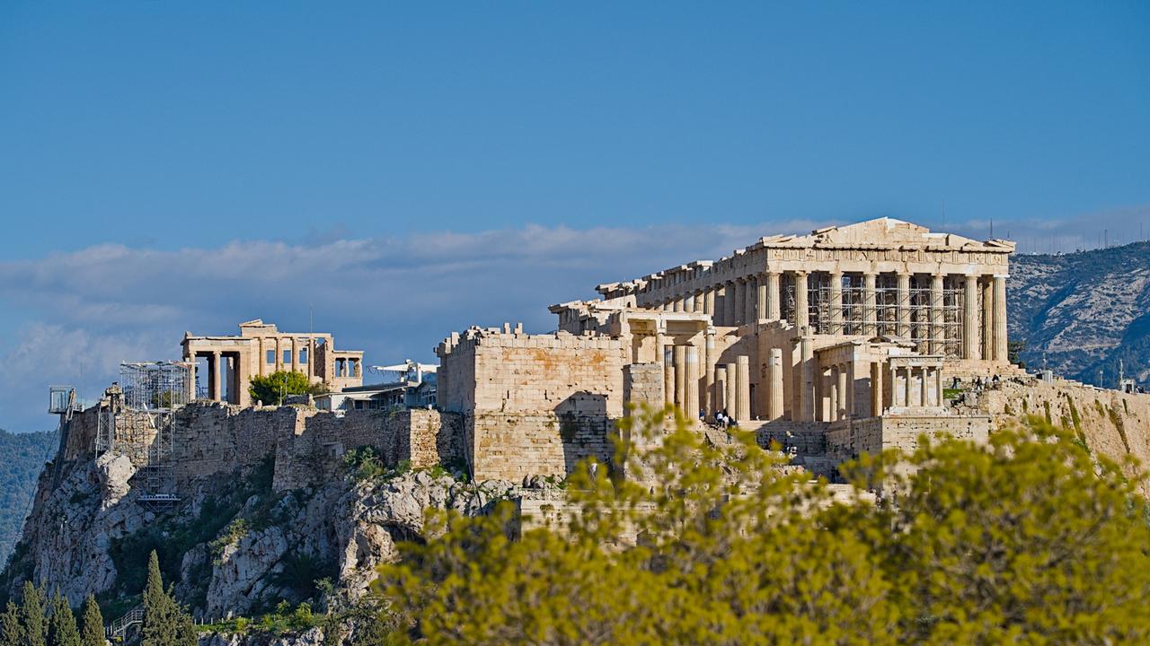Die Akropolis in Athen mit Gerüst an der Stirnseite.