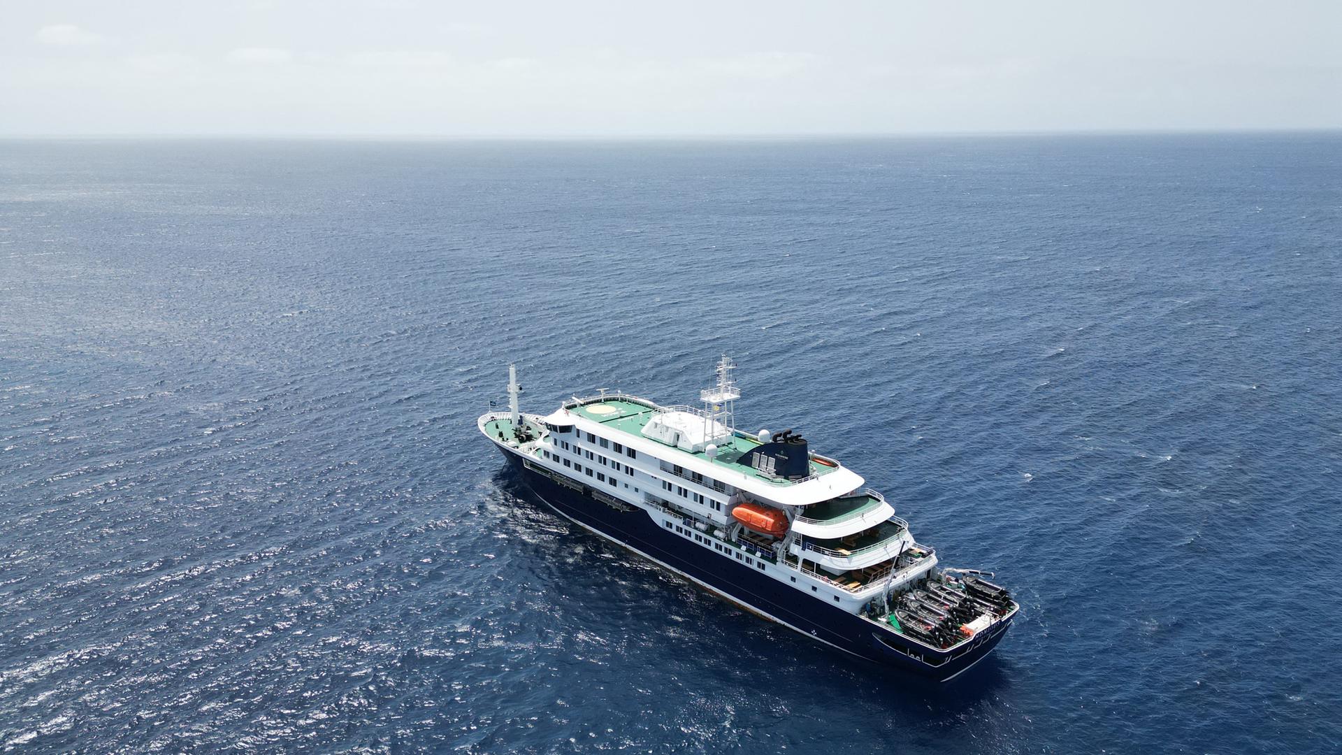 Das Kreuzfahrtschiff MV Hondius liegt vor dem Hafen von Praia, der Hauptstadt von Kap Verde, vor Anker (04.05.2026).