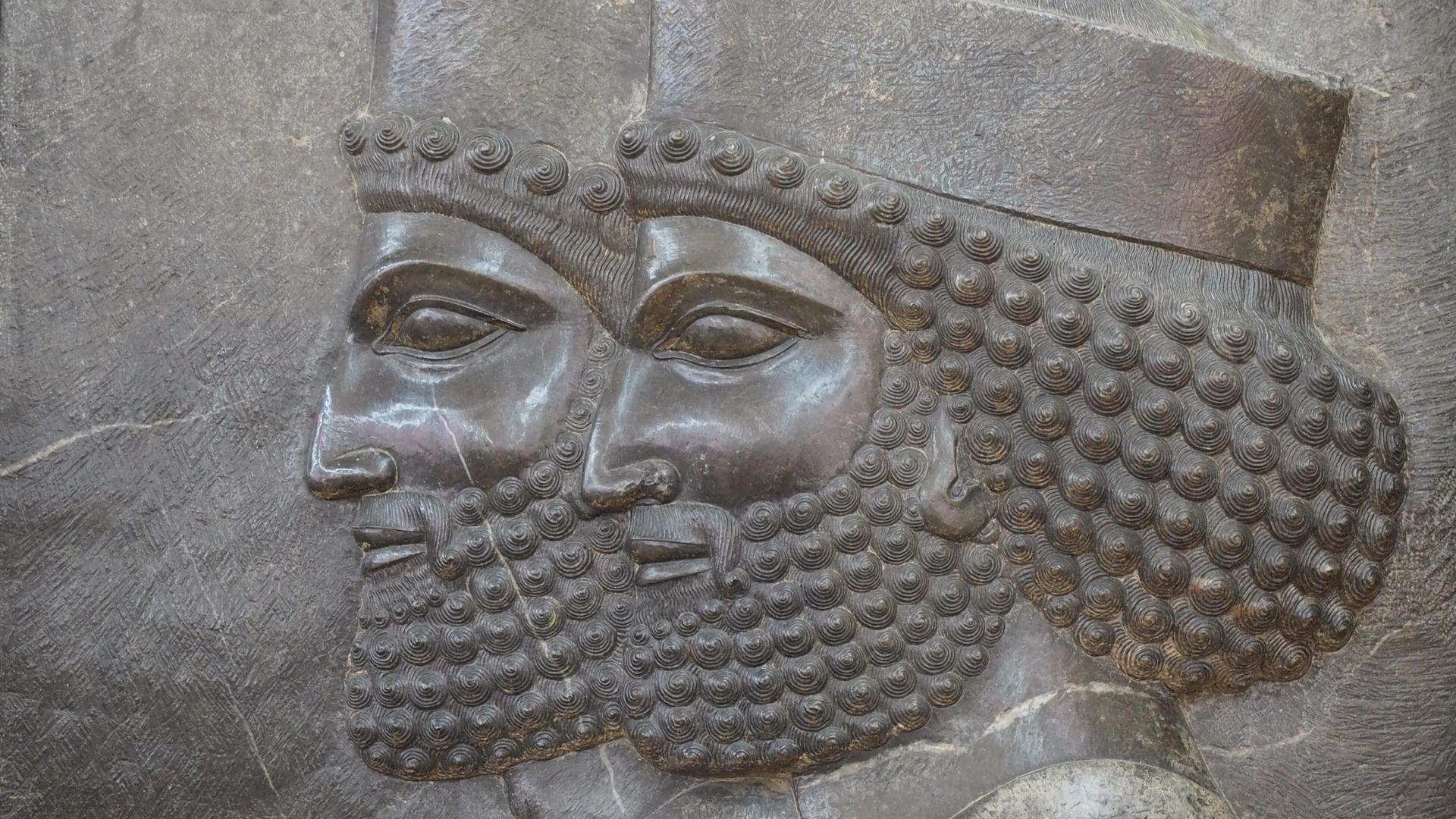 Das Relief in Persepolis zeigt ein Detail einer Szene einer Audienz von Dareios I. oder Xerxes I. Das Relief in Persepolis zeigt ein Detail einer Szene einer Audienz von Dareios I. oder Xerxes I.