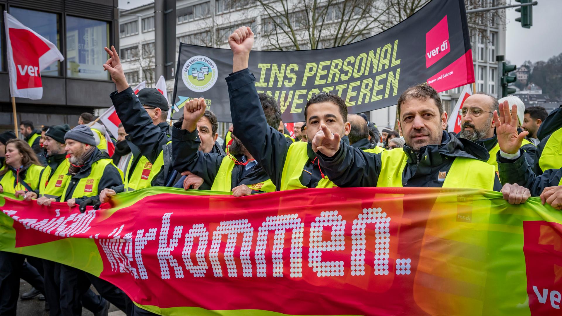 Beschäftigte des öffentlichen Personennahverkehrs und Verdi-Mitglieder demonstrieren in der Saarbruecker Innenstadt (Saarbrücken, 02.02.2026) Beschäftigte des öffentlichen Personennahverkehrs und Verdi-Mitglieder demonstrieren in der Saarbruecker Innenstadt (Saarbrücken, 02.02.2026)