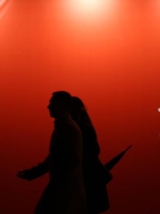 Fußgänger gehen im Vorfeld der 76. Internationalen Filmfestspiele Berlin (Berlinale) an einem großen Berlinale-Banner - vor dem Berlinale Palast - vorbei. Fußgänger gehen im Vorfeld der 76. Internationalen Filmfestspiele Berlin (Berlinale) an einem großen Berlinale-Banner - vor dem Berlinale Palast - vorbei.