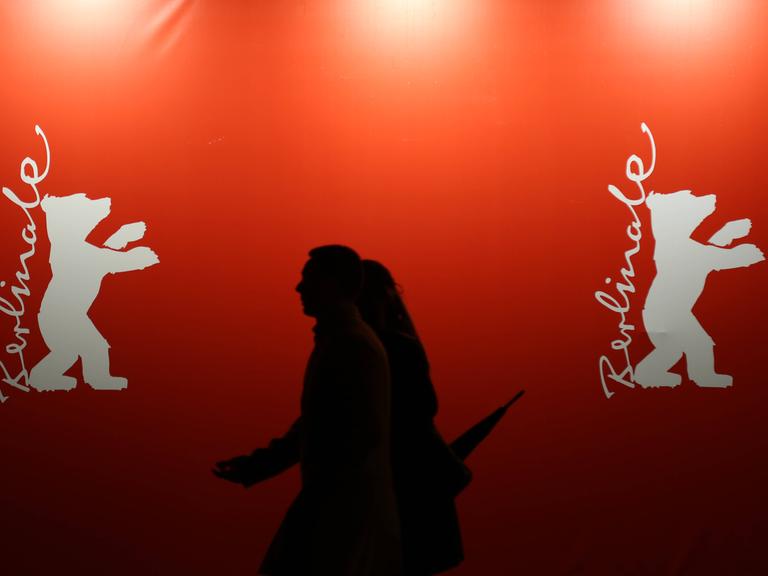 Fußgänger gehen im Vorfeld der 76. Internationalen Filmfestspiele Berlin (Berlinale) an einem großen Berlinale-Banner - vor dem Berlinale Palast - vorbei. Fußgänger gehen im Vorfeld der 76. Internationalen Filmfestspiele Berlin (Berlinale) an einem großen Berlinale-Banner - vor dem Berlinale Palast - vorbei.