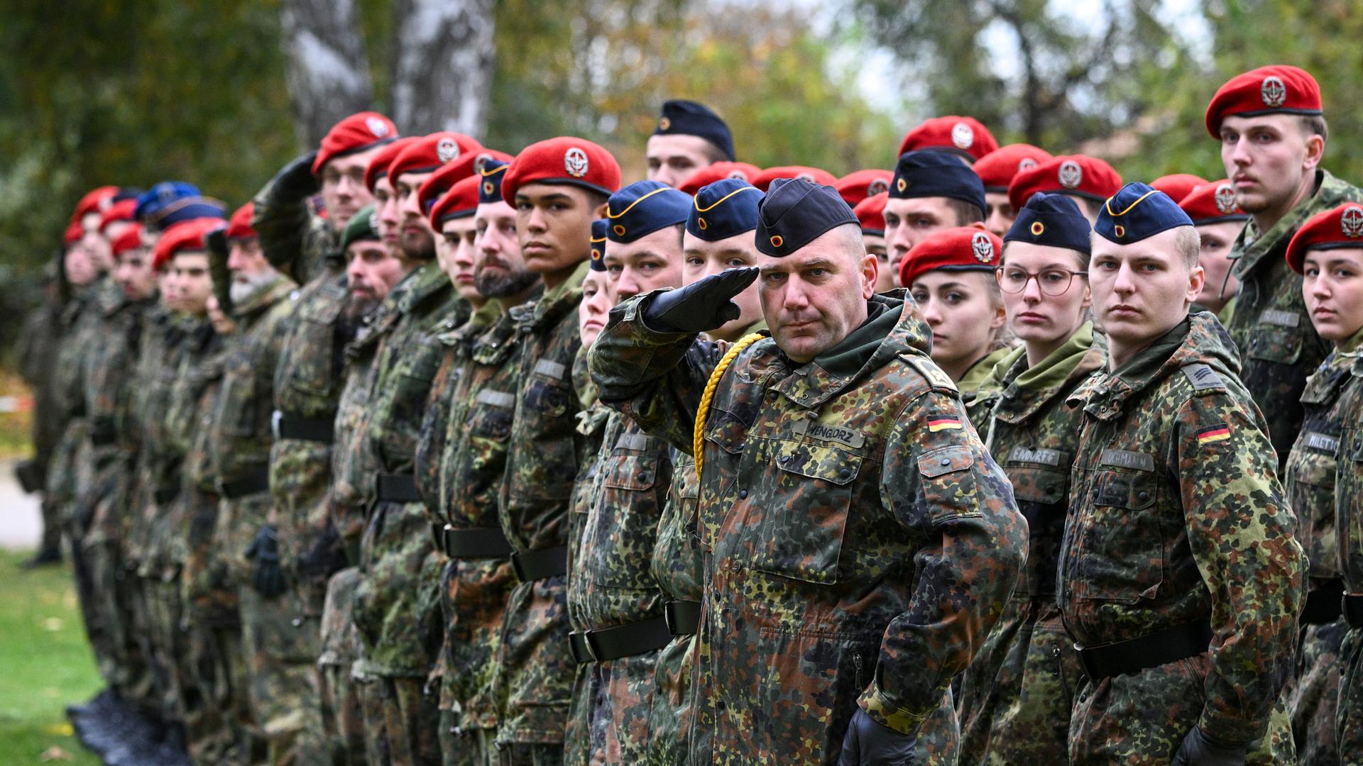 Soldaten der Bundeswehr, Rekruten der Logistikbataillone aus Burg in Sachsen-Anhalt und aus Beelitz, legen ihr feierliches Gelöbnis im Stadtpark ab. Soldaten der Bundeswehr, Rekruten der Logistikbataillone aus Burg in Sachsen-Anhalt und aus Beelitz, legen ihr feierliches Gelöbnis im Stadtpark ab.