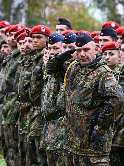 Soldaten der Bundeswehr, Rekruten der Logistikbataillone aus Burg in Sachsen-Anhalt und aus Beelitz, legen ihr feierliches Gelöbnis im Stadtpark ab.