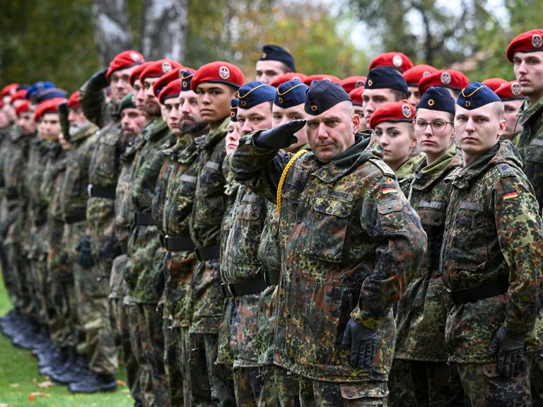 Soldaten der Bundeswehr, Rekruten der Logistikbataillone aus Burg in Sachsen-Anhalt und aus Beelitz, legen ihr feierliches Gelöbnis im Stadtpark ab.