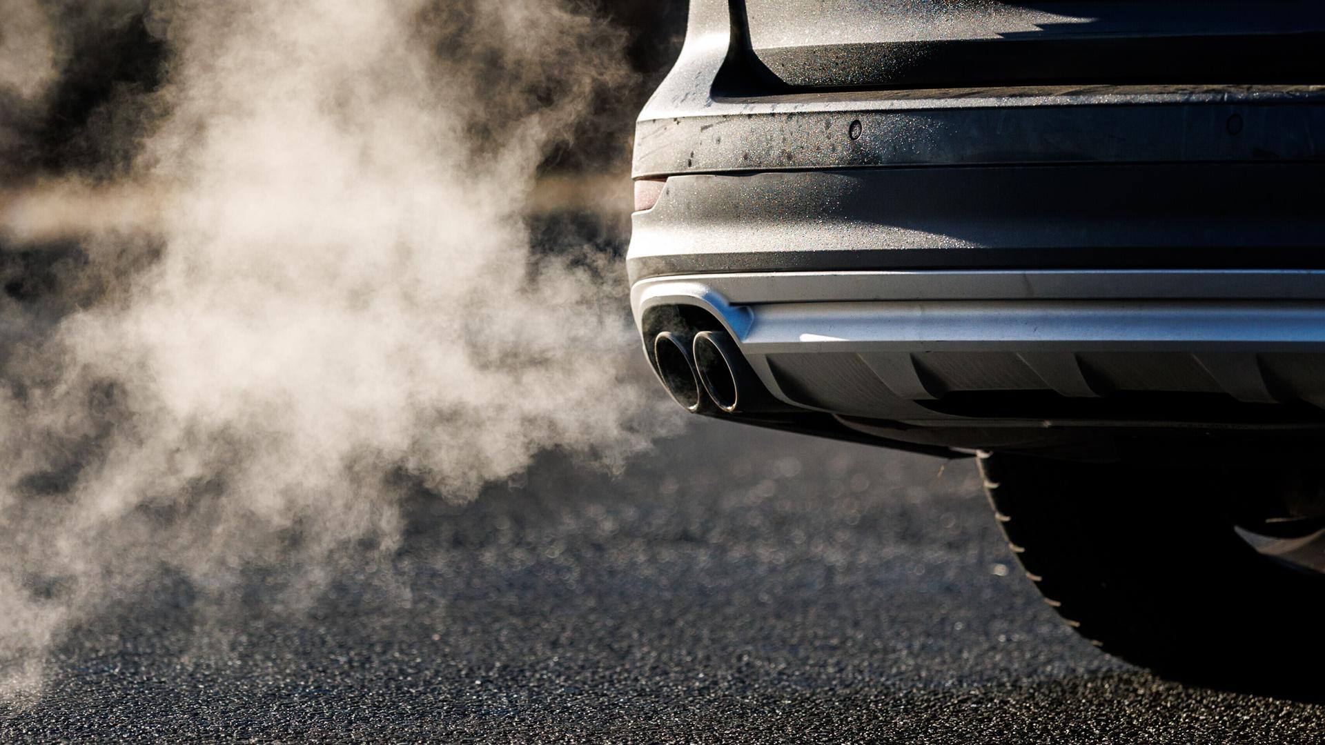 Abgase kommen aus dem Auspuff eines Fahrzeugs in Oberaudorf (Bayern). Abgase kommen aus dem Auspuff eines Fahrzeugs in Oberaudorf (Bayern).
