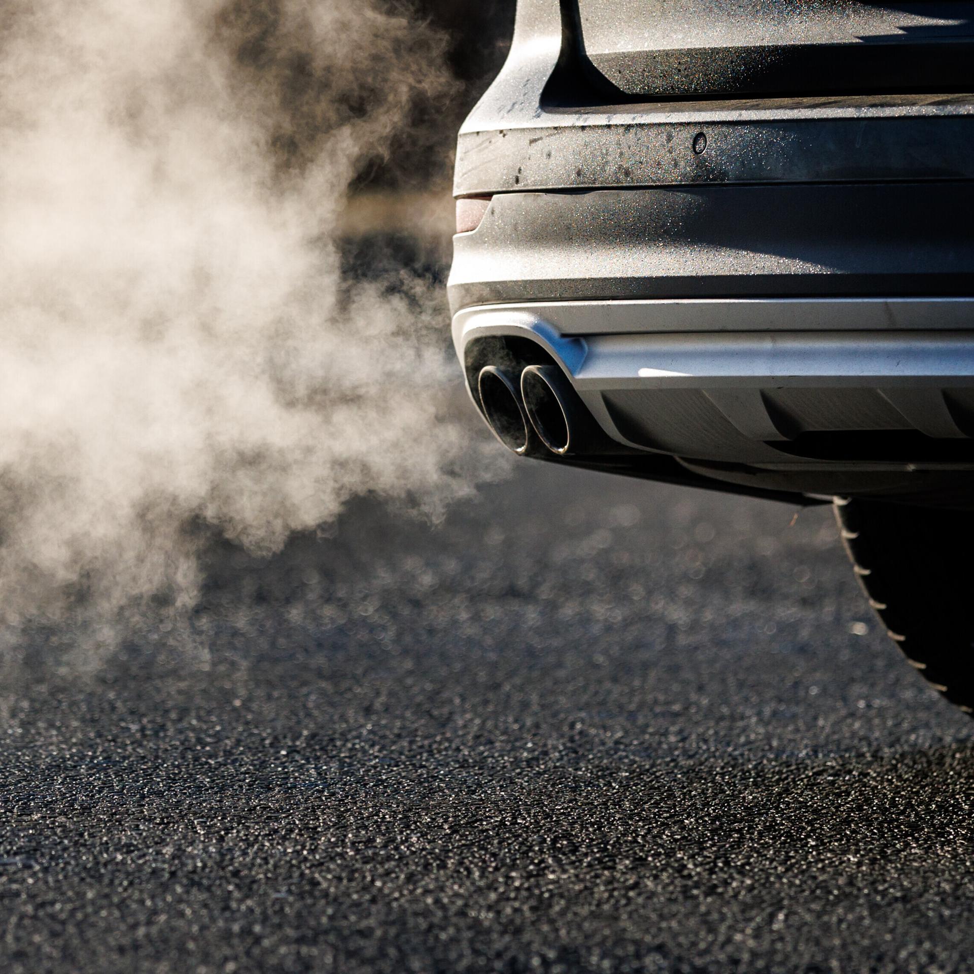 Abgase kommen aus dem Auspuff eines Fahrzeugs in Oberaudorf (Bayern).