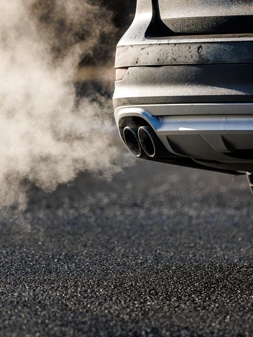 Abgase kommen aus dem Auspuff eines Fahrzeugs in Oberaudorf (Bayern). Abgase kommen aus dem Auspuff eines Fahrzeugs in Oberaudorf (Bayern).