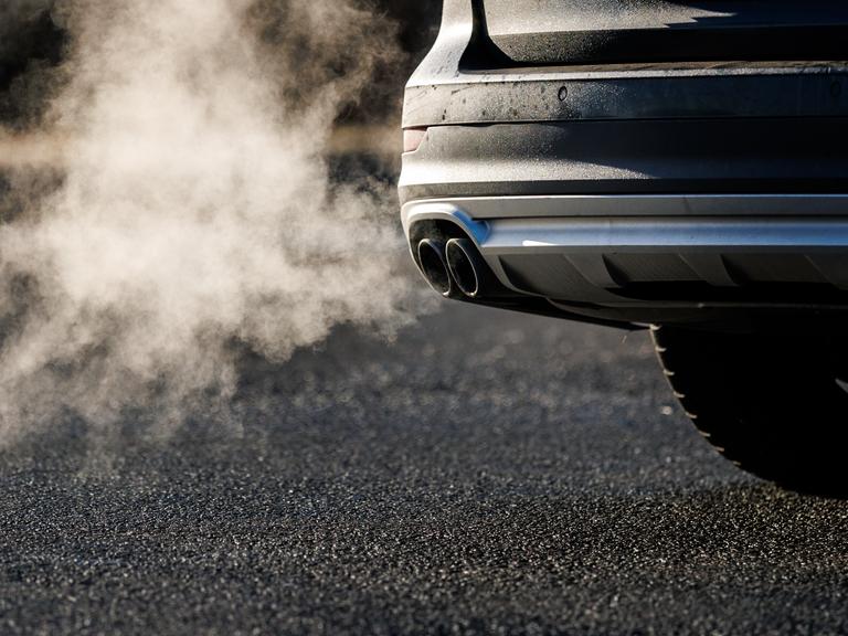 Abgase kommen aus dem Auspuff eines Fahrzeugs in Oberaudorf (Bayern). Abgase kommen aus dem Auspuff eines Fahrzeugs in Oberaudorf (Bayern).