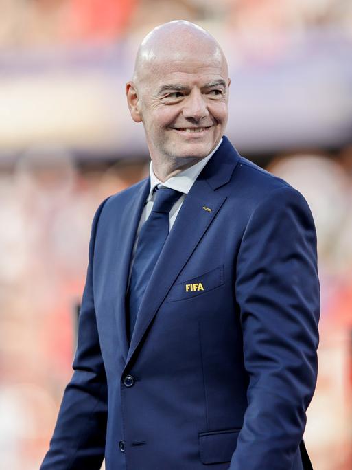 FIFA-Präsident Gianni Infantino läuft über das Fußballfeld beim WM-Spiel Spanien gegen Argentinien und lächelt. FIFA-Präsident Gianni Infantino läuft über das Fußballfeld beim WM-Spiel Spanien gegen Argentinien und lächelt.
