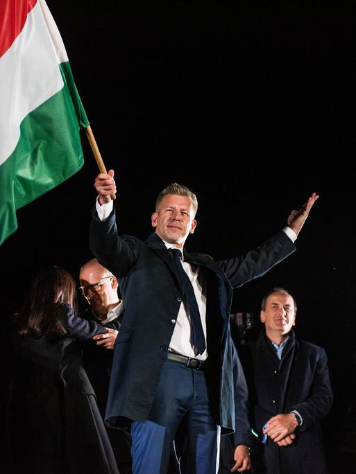 13. April 2026, Budapest, Ungarn: Peter Magyar schwenkt nach seiner Rede bei der Wahlparty der TISZA-Partei in Budapest die ungarische Flagge.