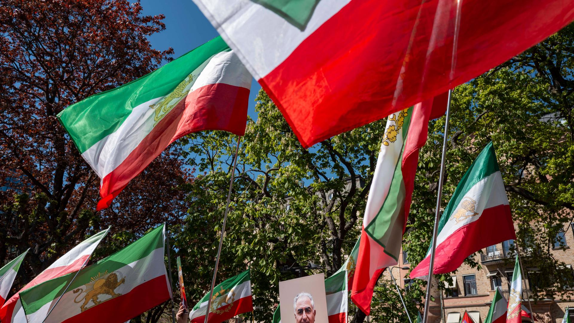 Am 10. Mai 2026 versammelten sich Demonstranten auf dem Norra Bantorget in Stockholm, um gegen Hinrichtungen, politische Unterdrückung und Menschenrechtsverletzungen im Iran zu protestieren.