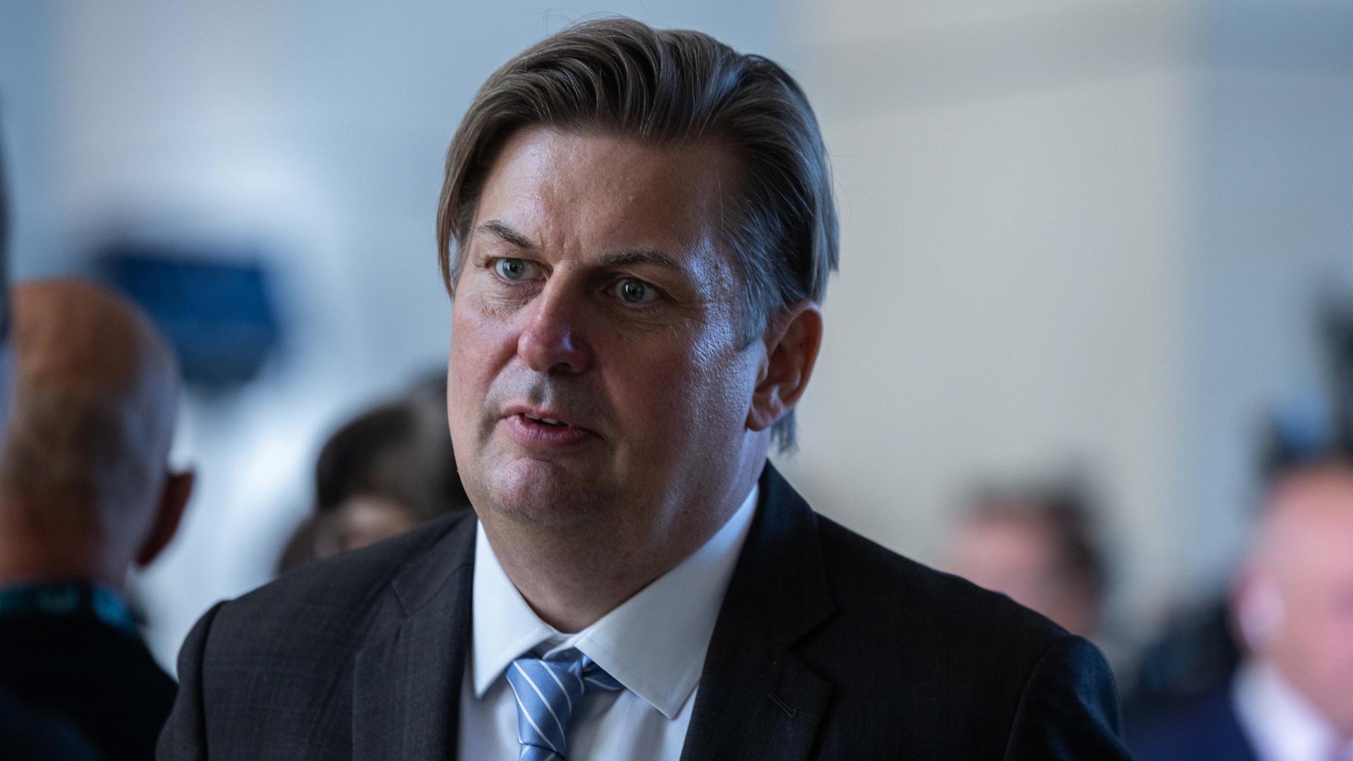 Maximilian Krah im Anzug und mit Einstecktuch Maximilian Krah im Anzug und mit Einstecktuch