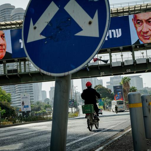 Wegweisende Wahl: Auf elektronischen Wahlplakaten sind der ehemalige Stabschef der israelischen Streitkräfte, Gadi Eisenkot (links), und Ministerpräsident Benjamin Netanjahu zu sehen.