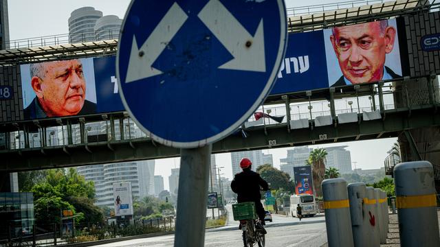 Wegweisende Wahl: Auf elektronischen Wahlplakaten sind der ehemalige Stabschef der israelischen Streitkräfte, Gadi Eisenkot (links), und Ministerpräsident Benjamin Netanjahu zu sehen.