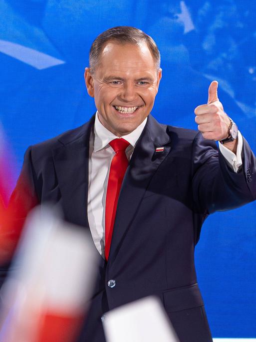 Der rechtskonservative Kandidat Karol Nawrocki hat die Stichwahl in Polen knapp gewonnen