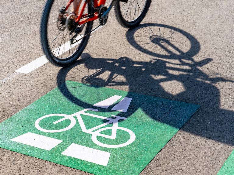 Foto einer grünen Markierung der Radautobahn auf dem Asphalt des neuen Radschnellwegs in Garching bei München