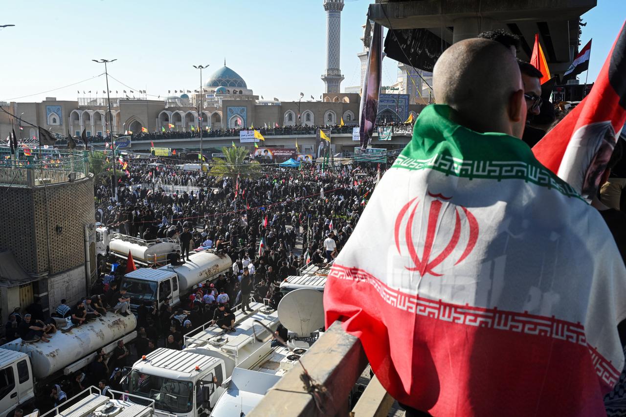 Tausende versammeln sich im Irak zum Trauerzug für den getöteten iranischen Anführer Chamenei.