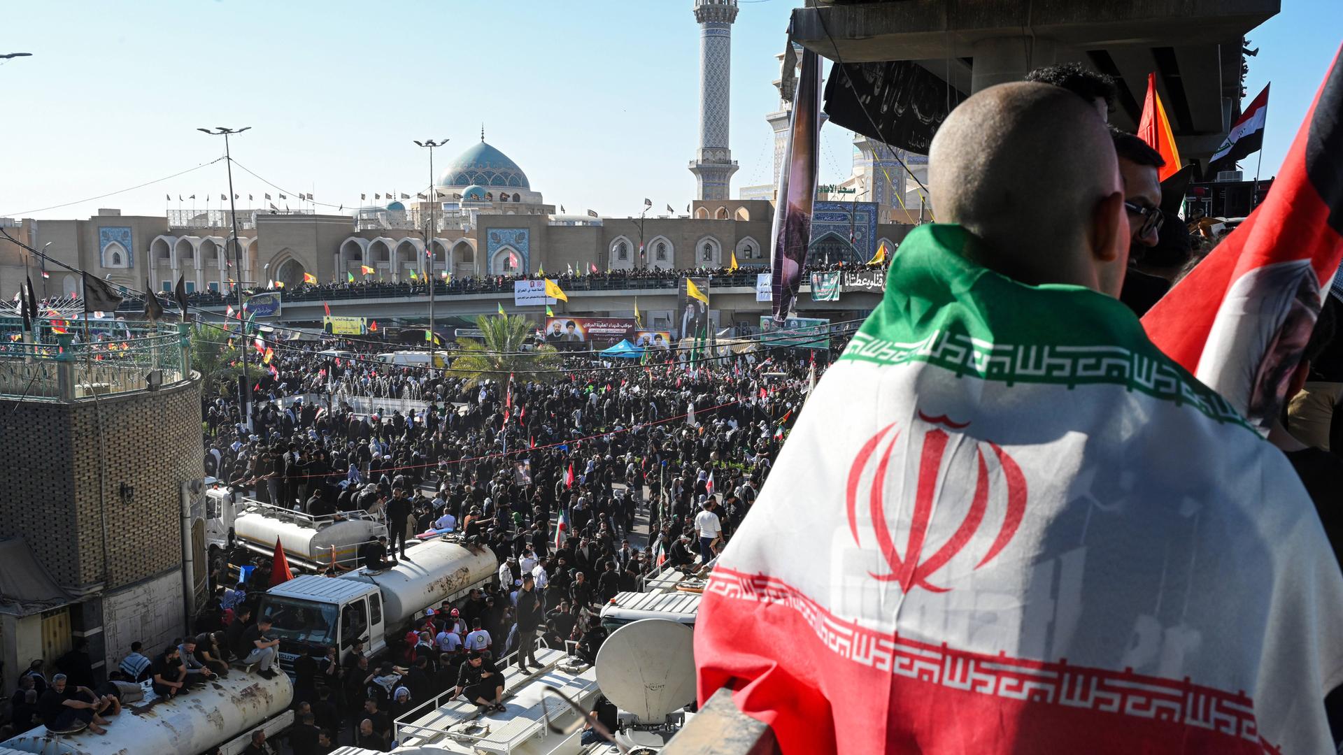 Tausende versammeln sich im Irak zum Trauerzug für den getöteten iranischen Anführer Chamenei.