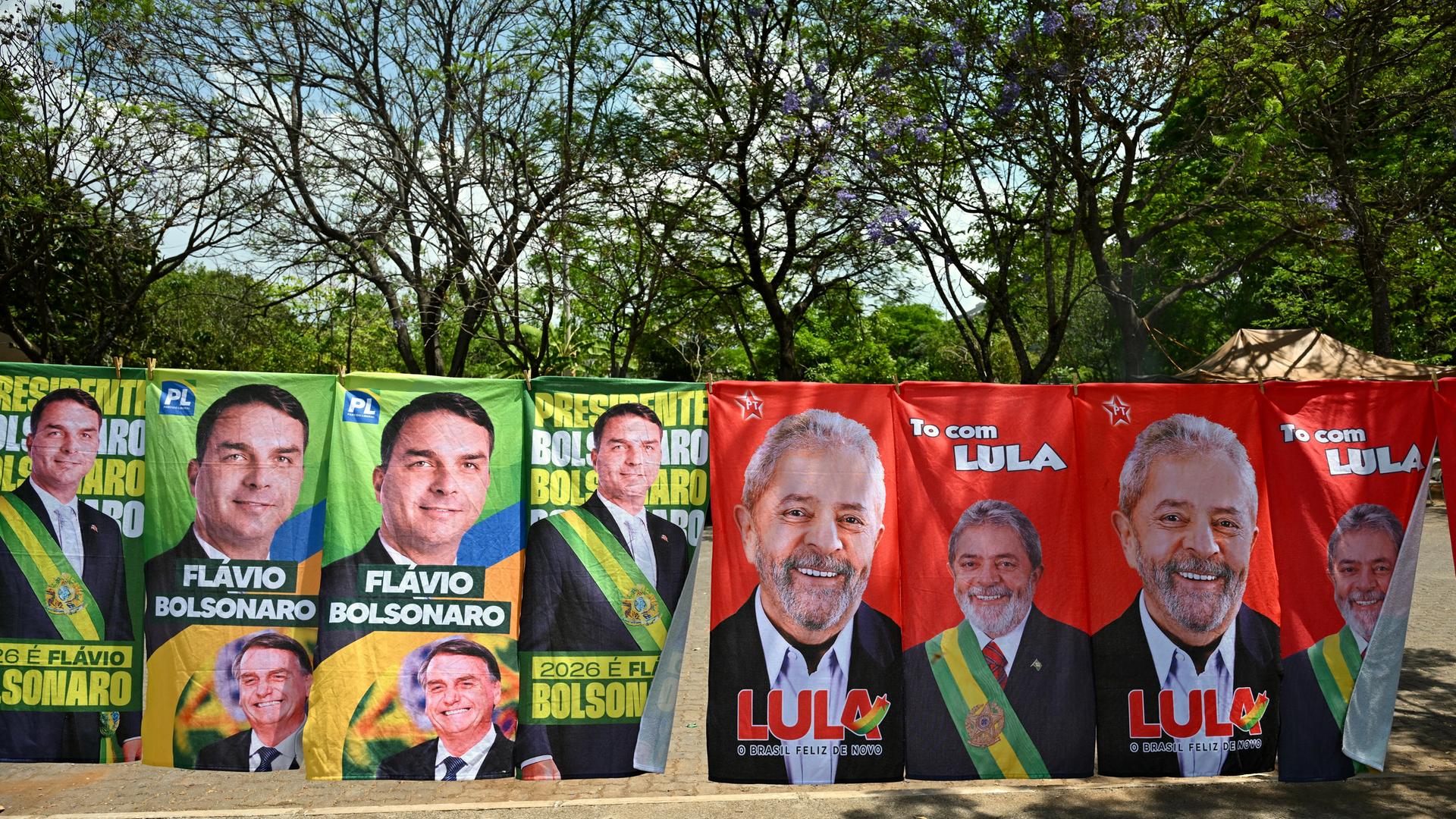 Wahlwerbung für den brasilianischen Präsidenten und Sozialisten Luiz Inacio Lula da Silva und den rechtsextremen Kandidaten Flavio Bolsonaro in Brasilia 