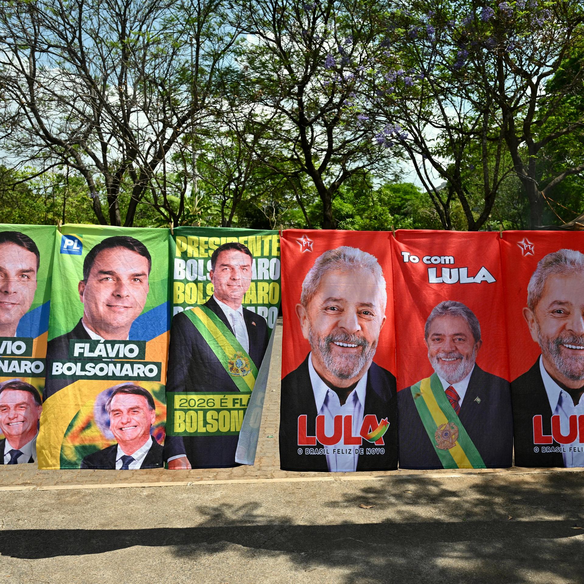 Wahlwerbung für den brasilianischen Präsidenten und Sozialisten Luiz Inacio Lula da Silva und den rechtsextremen Kandidaten Flavio Bolsonaro in Brasilia am 30. September 2026
