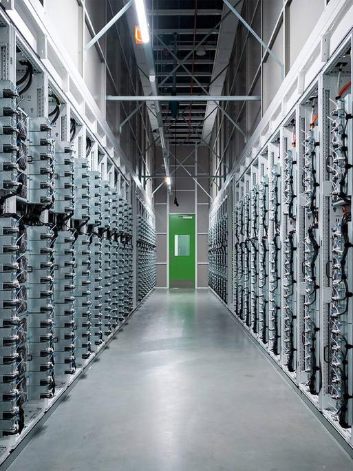 Server racks in einem Data-Center von Microsoft in Wisconsin, USA