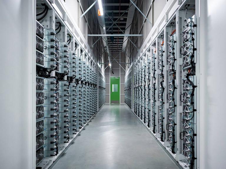 Server racks in einem Data-Center von Microsoft in Wisconsin, USA