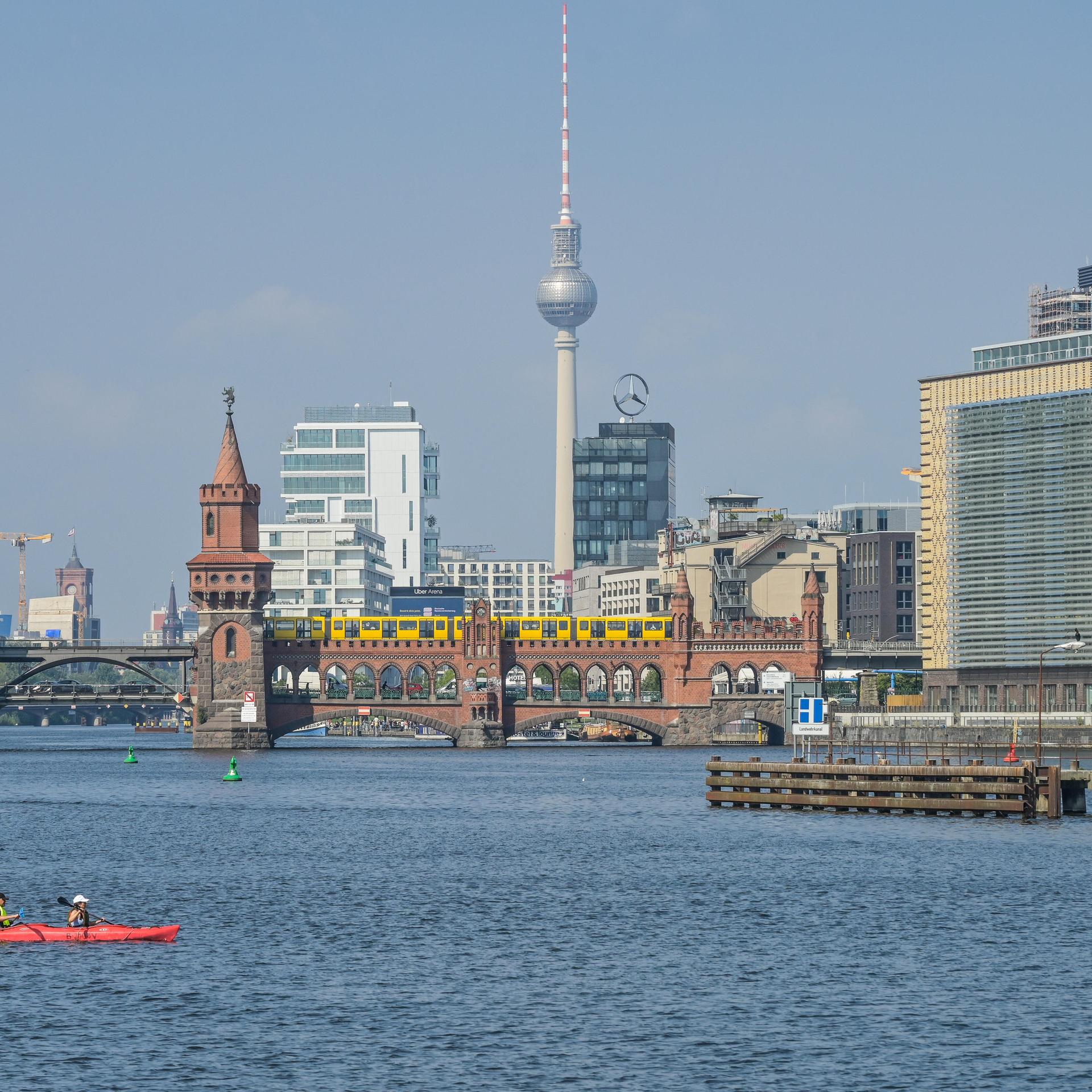 Blick auf die Oberbaumbrücke, den Fernsehturm und die Spree (Berlin, 09.09.2025)