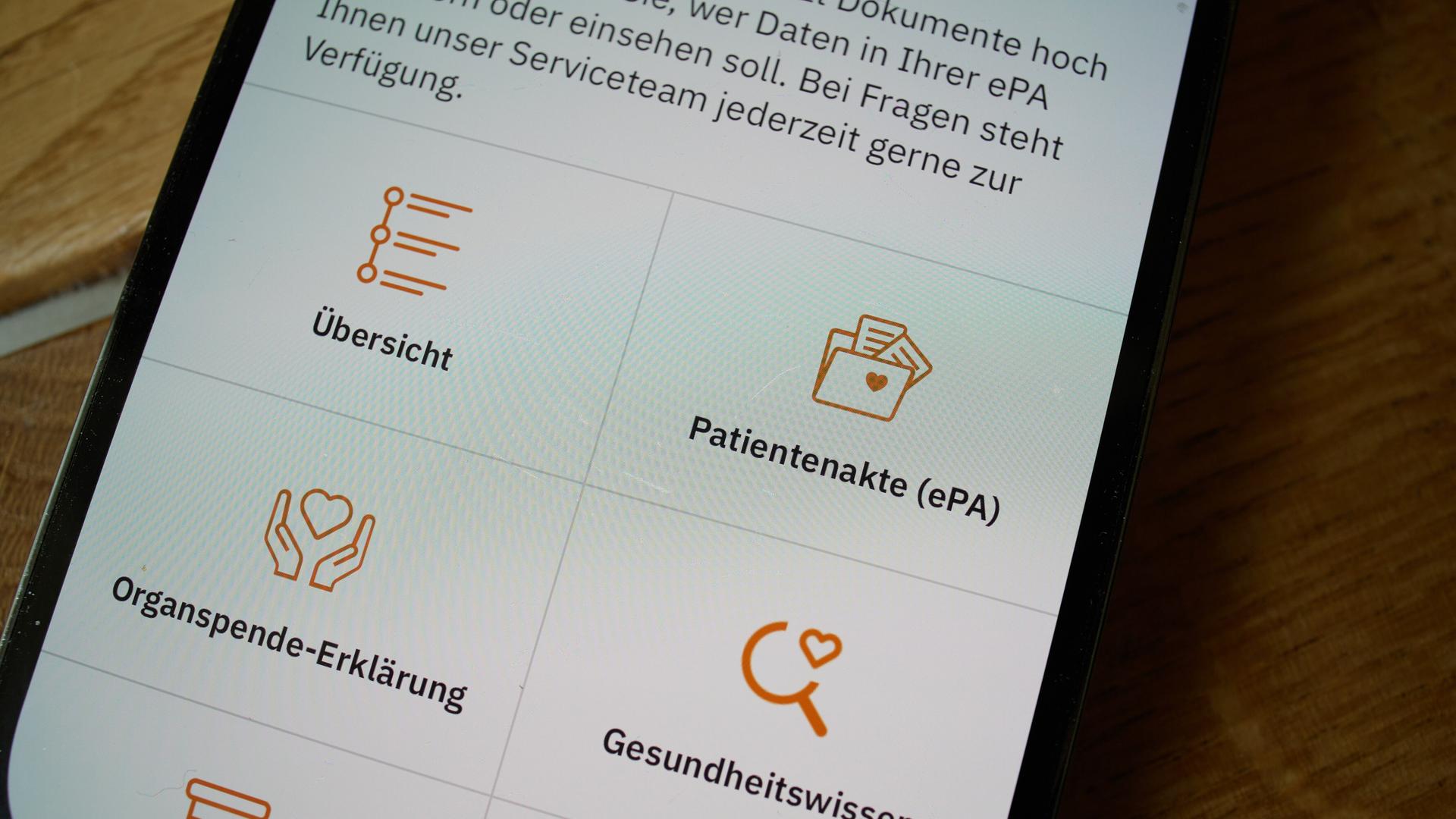 Blick auf den Zugang zu einer Patientenakte (ePA) der in einer App Krankenversicherung Viactiv auf einem Smartphone. Blick auf den Zugang zu einer Patientenakte (ePA) der in einer App Krankenversicherung Viactiv auf einem Smartphone.