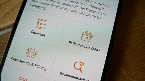 Blick auf den Zugang zu einer Patientenakte (ePA) der in einer App Krankenversicherung Viactiv auf einem Smartphone.
