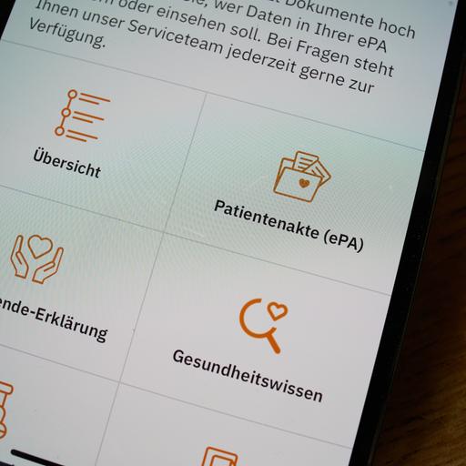 Blick auf den Zugang zu einer Patientenakte (ePA) der in einer App Krankenversicherung Viactiv auf einem Smartphone.
