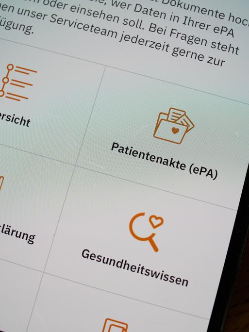 Blick auf den Zugang zu einer Patientenakte (ePA) der in einer App Krankenversicherung Viactiv auf einem Smartphone. Blick auf den Zugang zu einer Patientenakte (ePA) der in einer App Krankenversicherung Viactiv auf einem Smartphone.