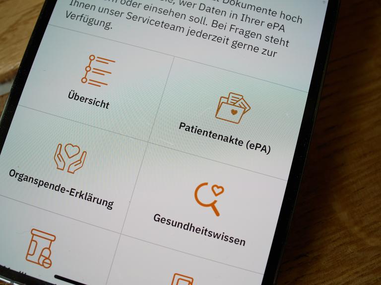 Blick auf den Zugang zu einer Patientenakte (ePA) der in einer App Krankenversicherung Viactiv auf einem Smartphone. Blick auf den Zugang zu einer Patientenakte (ePA) der in einer App Krankenversicherung Viactiv auf einem Smartphone.