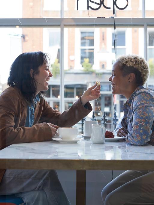 Zwei Frauen sitzen im Café