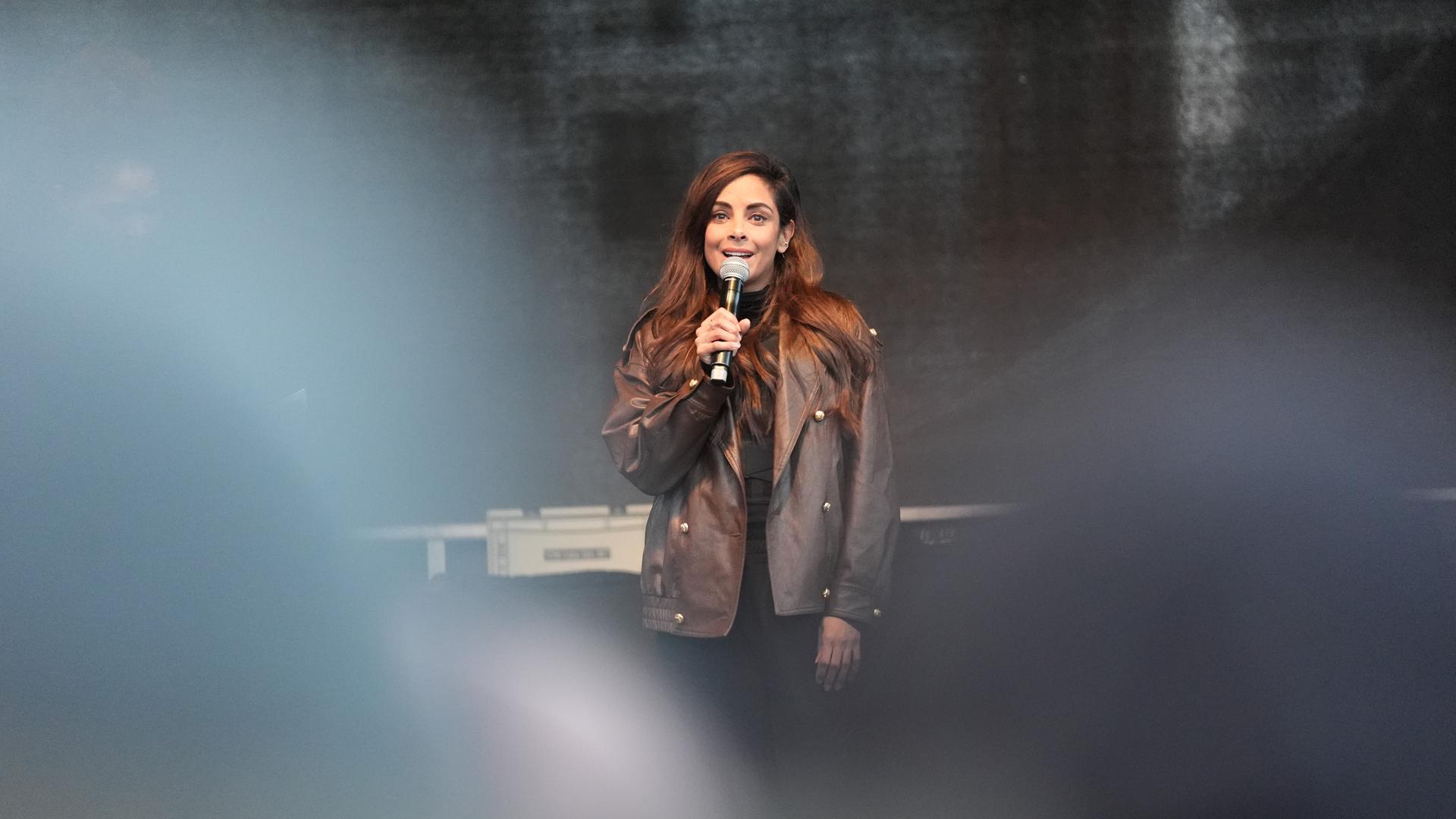 Collien Fernandes, Schauspielerin und Moderatorin, spricht auf der Bühne auf dem Rathausmarkt während der Demonstration gegen sexualisierte Gewalt gegen Frauen.