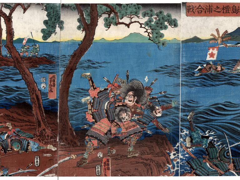 SCHLACHT VON YASHIMA, 1185. Minamoto no Yoshitsune führt eine kleine Truppe von Minamoto-Soldaten in einem Überraschungsangriff auf die Taira-Armee an. Holzschnitt-Triptychon von Utagawa Yoshitora, 1855.
