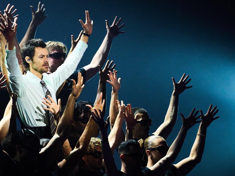 Popstar Harry Styles mit Tänzer auf der Bühne bei der Preisverleihung Brit Awards 2026.