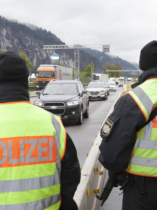 Grenzkontrolle der Polizei an der Autobahn bei Kufstein