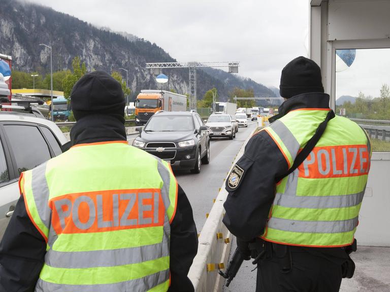 Grenzkontrolle der Polizei an der Autobahn bei Kufstein