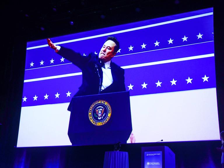Beim World News Media Congress im Mai 2025 in Krakau wird der Clip mit Elon Musks Hitlergruß gezeigt.